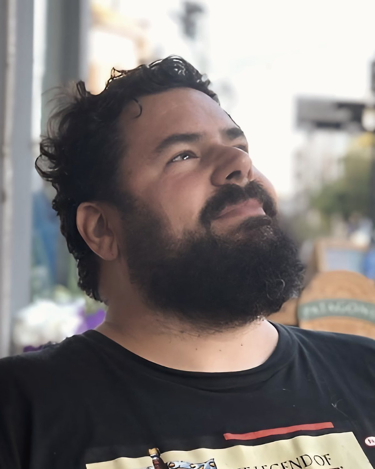 Portrait of Lucas Wall looking up, on a Buenos Aires street.